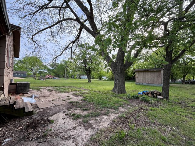 320 S Manson Street, Wolfe City, TX 75496