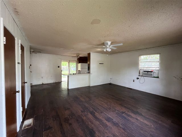 320 S Manson Street, Wolfe City, TX 75496