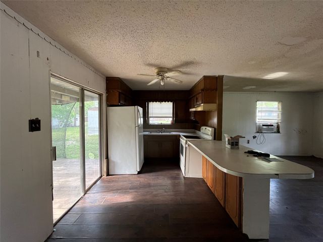 320 S Manson Street, Wolfe City, TX 75496