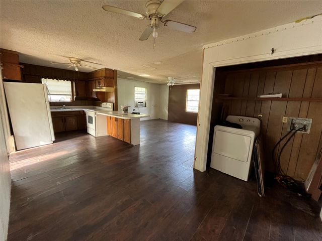 320 S Manson Street, Wolfe City, TX 75496