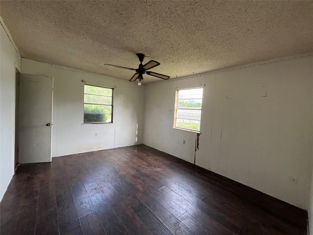 320 S Manson Street, Wolfe City, TX 75496