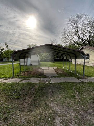 320 S Manson Street, Wolfe City, TX 75496