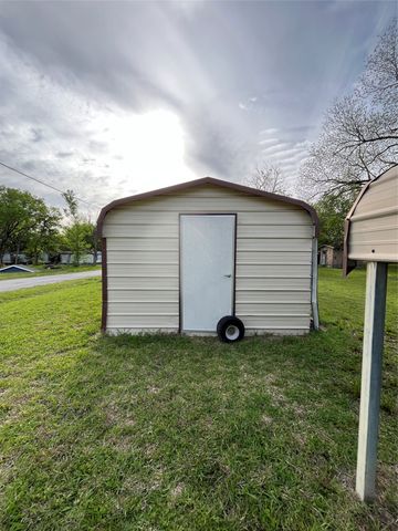 320 S Manson Street, Wolfe City, TX 75496