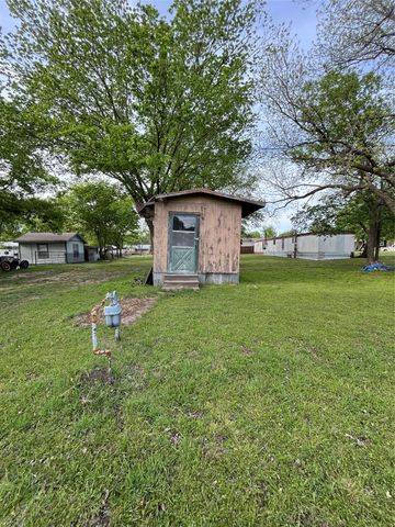 320 S Manson Street, Wolfe City, TX 75496
