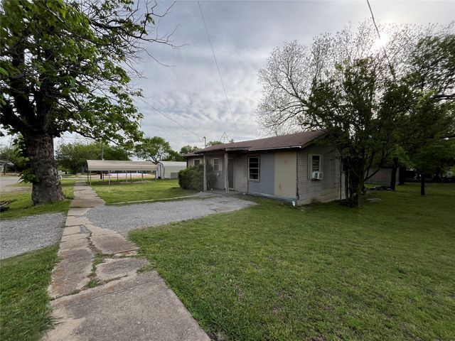 320 S Manson Street, Wolfe City, TX 75496