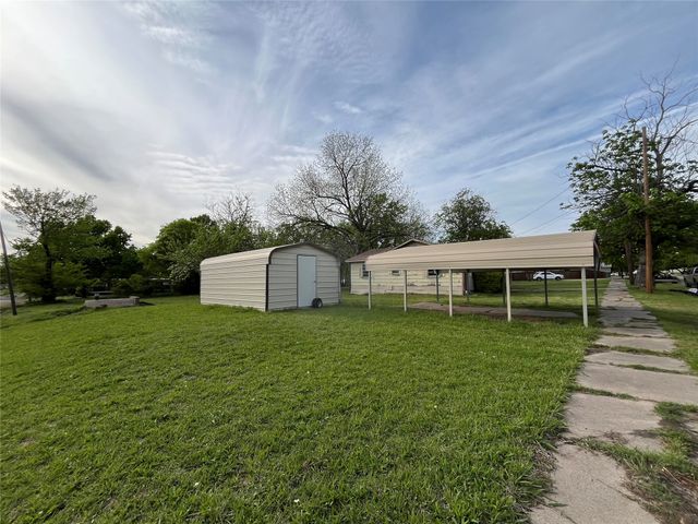 320 S Manson Street, Wolfe City, TX 75496