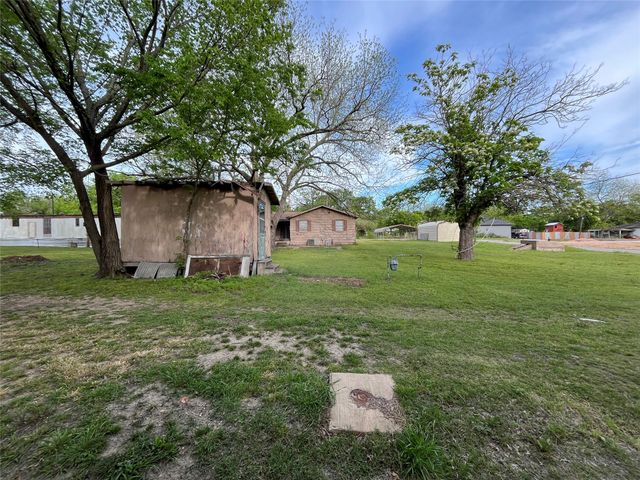 320 S Manson Street, Wolfe City, TX 75496