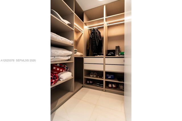 300 Biscayne Boulevard Way 802E, Miami, FL 33131