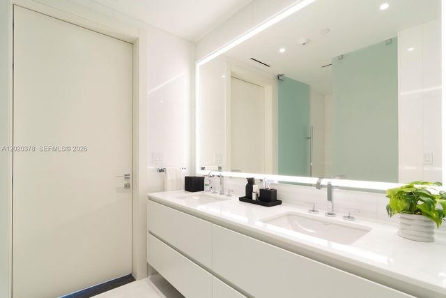 300 Biscayne Boulevard Way 802E, Miami, FL 33131