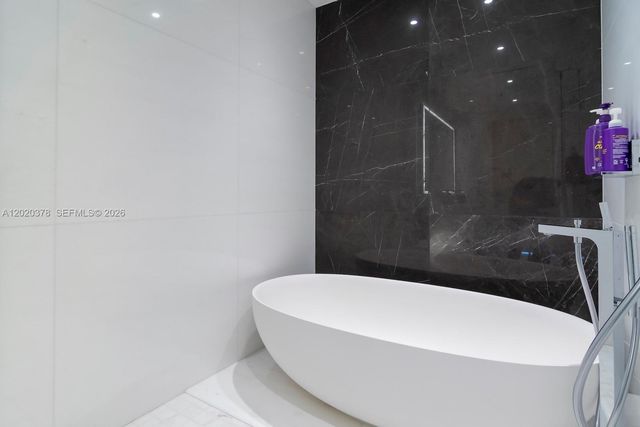 300 Biscayne Boulevard Way 802E, Miami, FL 33131