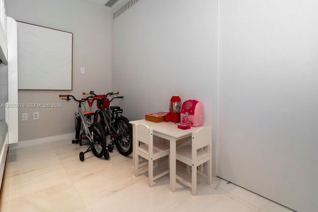 300 Biscayne Boulevard Way 802E, Miami, FL 33131