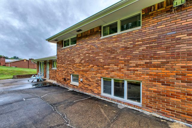177 S Thompson Lane, Irwin, PA 15642