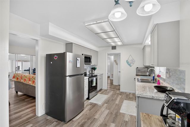 809 OAKMONT AVENUE, Sun City Center, FL 33573