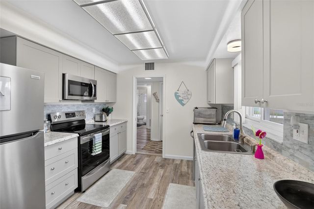 809 OAKMONT AVENUE, Sun City Center, FL 33573