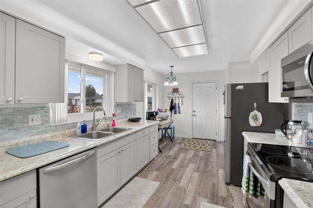 809 OAKMONT AVENUE, Sun City Center, FL 33573