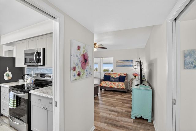 809 OAKMONT AVENUE, Sun City Center, FL 33573