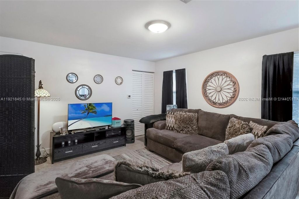 219 NW 7th Ct 2, Hallandale Beach, FL 33009