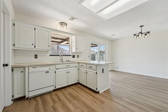 636 Hunters Way, Mustang, OK 73064