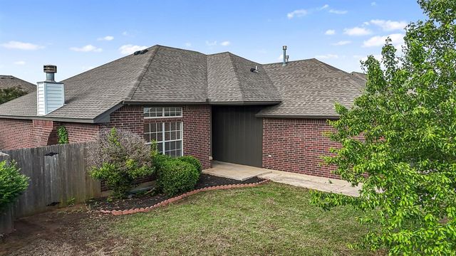 636 Hunters Way, Mustang, OK 73064