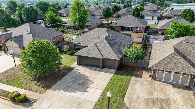 636 Hunters Way, Mustang, OK 73064