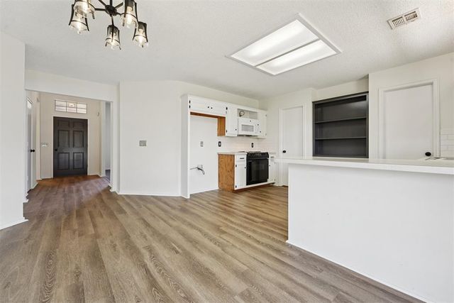 636 Hunters Way, Mustang, OK 73064