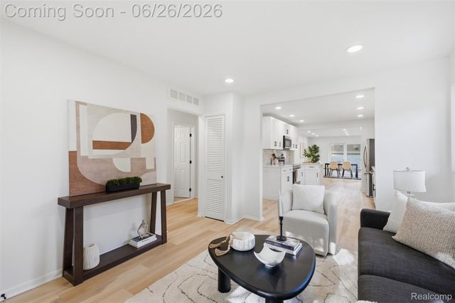 27320 Delton Street, Madison Heights, MI 48071