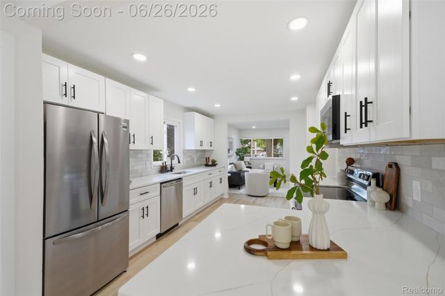 27320 Delton Street, Madison Heights, MI 48071