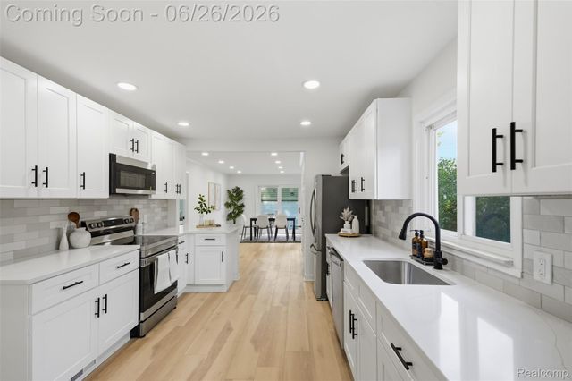 27320 Delton Street, Madison Heights, MI 48071