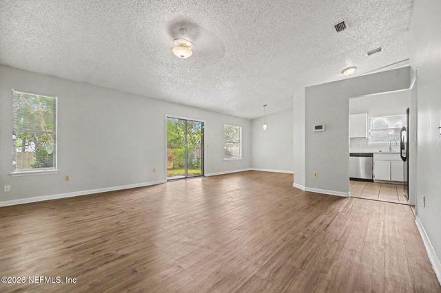1533 KINGFISHER Lane N, Jacksonville, FL 32218