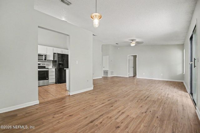 1533 KINGFISHER Lane N, Jacksonville, FL 32218