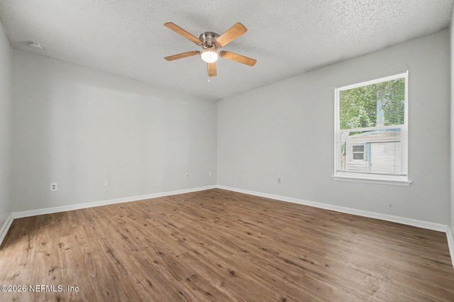 1533 KINGFISHER Lane N, Jacksonville, FL 32218