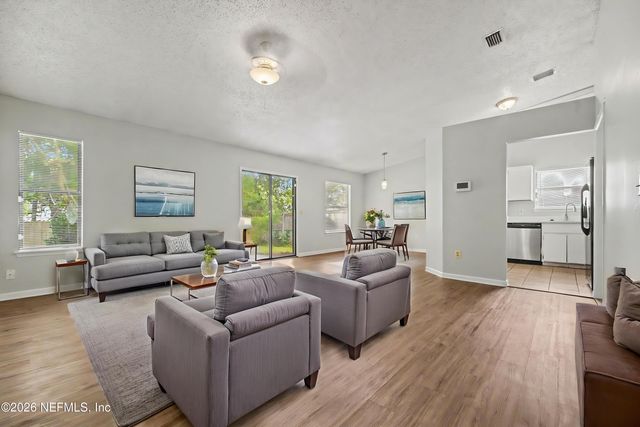 1533 KINGFISHER Lane N, Jacksonville, FL 32218