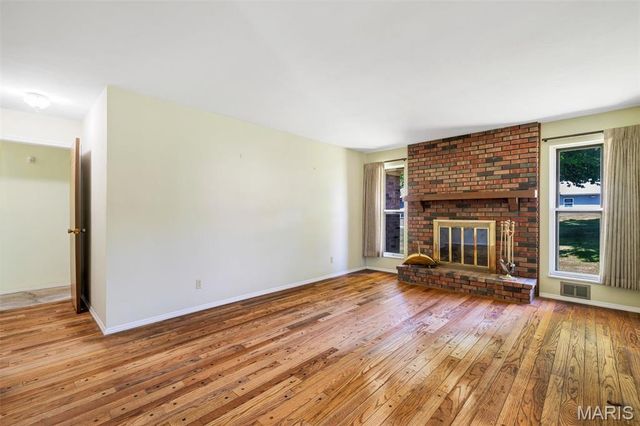 9243 Roger Lee Lane, St Louis, MO 63126