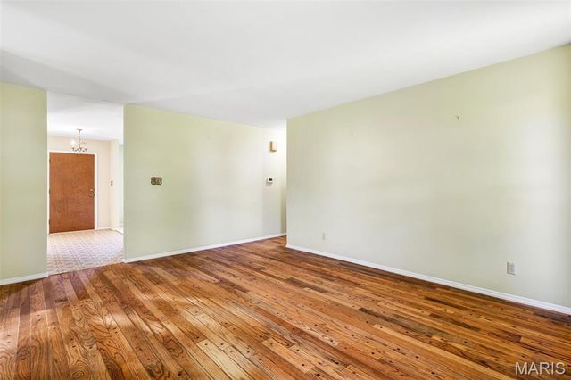 9243 Roger Lee Lane, St Louis, MO 63126