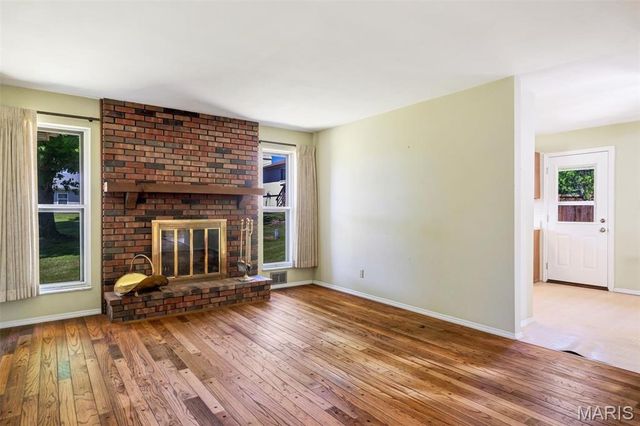 9243 Roger Lee Lane, St Louis, MO 63126