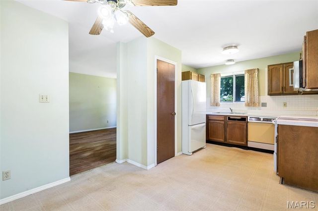 9243 Roger Lee Lane, St Louis, MO 63126