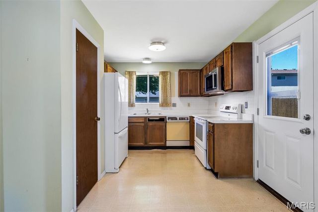 9243 Roger Lee Lane, St Louis, MO 63126
