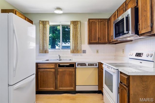 9243 Roger Lee Lane, St Louis, MO 63126