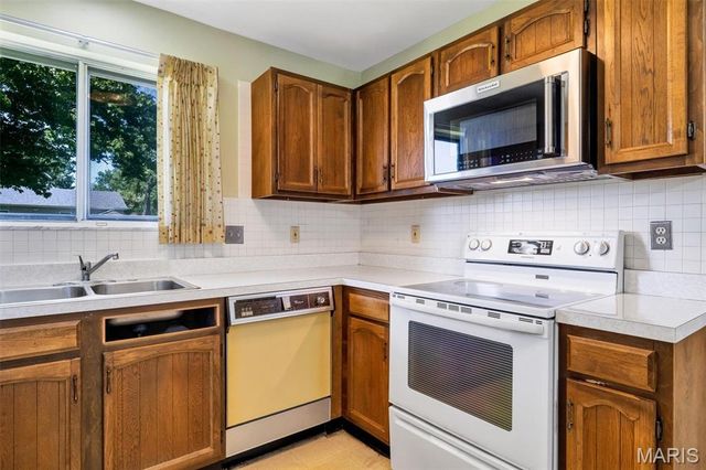9243 Roger Lee Lane, St Louis, MO 63126