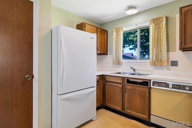 9243 Roger Lee Lane, St Louis, MO 63126