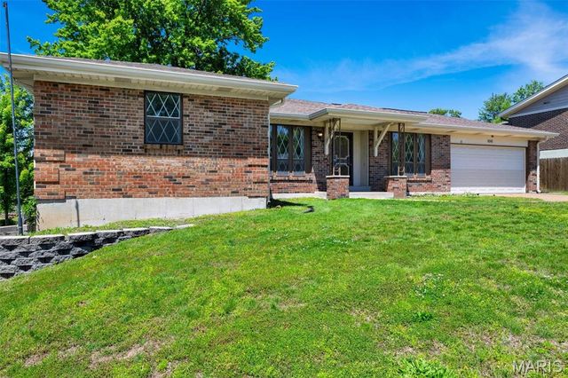 9243 Roger Lee Lane, St Louis, MO 63126