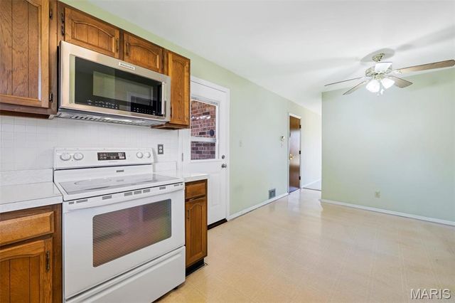 9243 Roger Lee Lane, St Louis, MO 63126