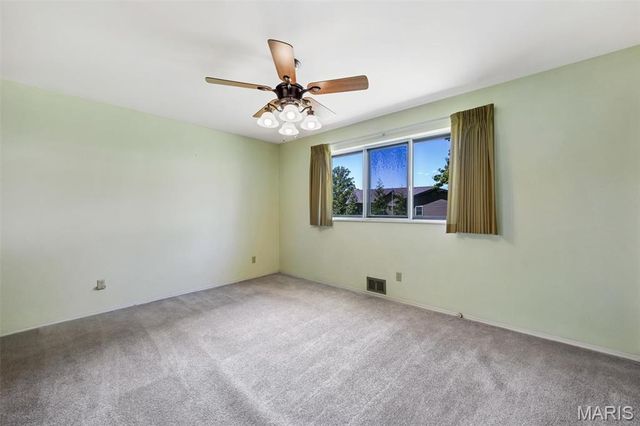 9243 Roger Lee Lane, St Louis, MO 63126