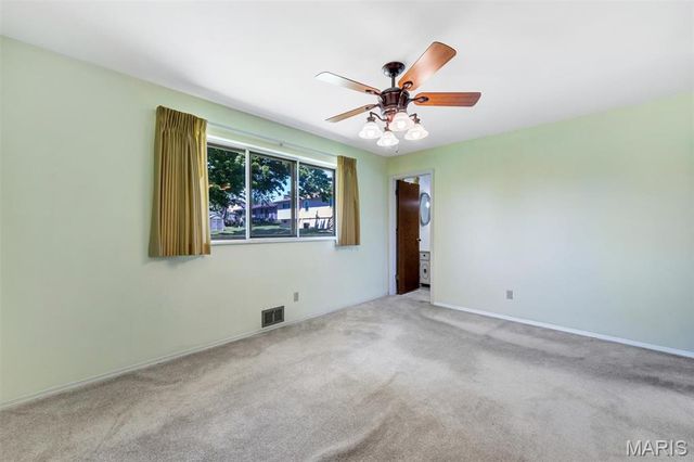 9243 Roger Lee Lane, St Louis, MO 63126