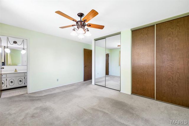 9243 Roger Lee Lane, St Louis, MO 63126