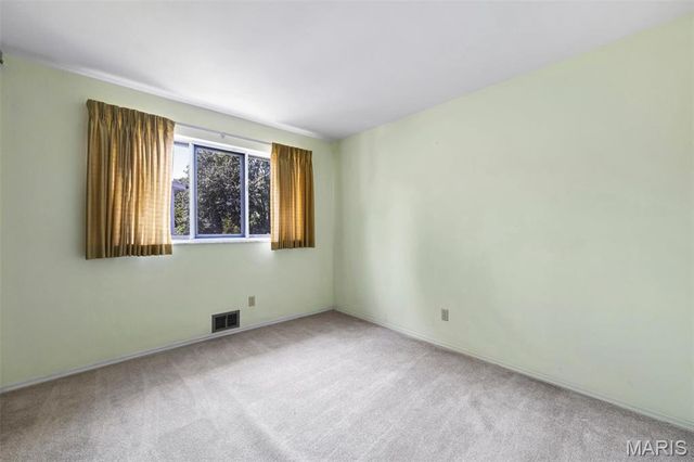9243 Roger Lee Lane, St Louis, MO 63126