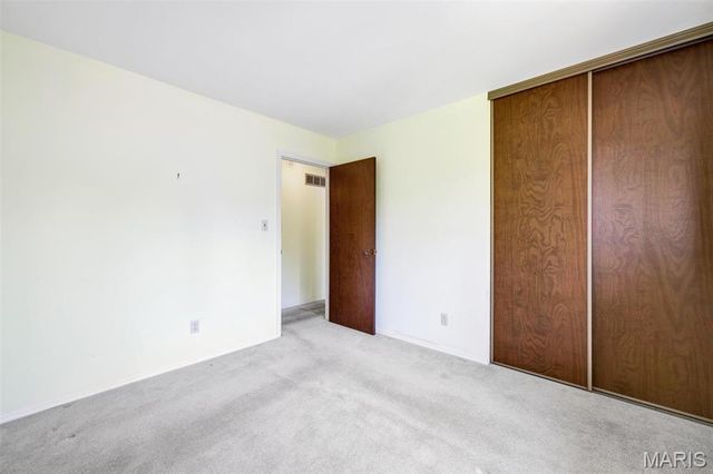 9243 Roger Lee Lane, St Louis, MO 63126
