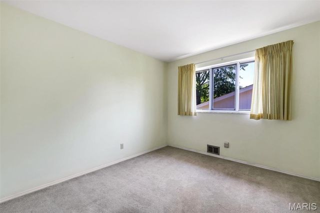 9243 Roger Lee Lane, St Louis, MO 63126