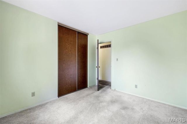 9243 Roger Lee Lane, St Louis, MO 63126