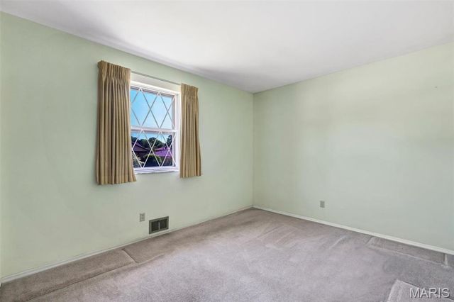 9243 Roger Lee Lane, St Louis, MO 63126
